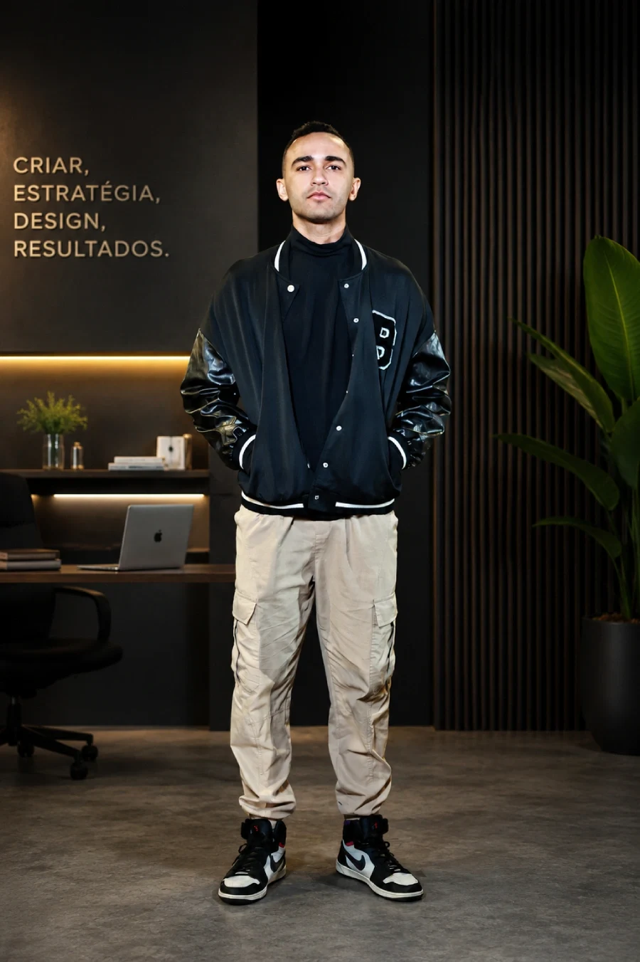 Alberto, web designer, em seu ambiente de trabalho